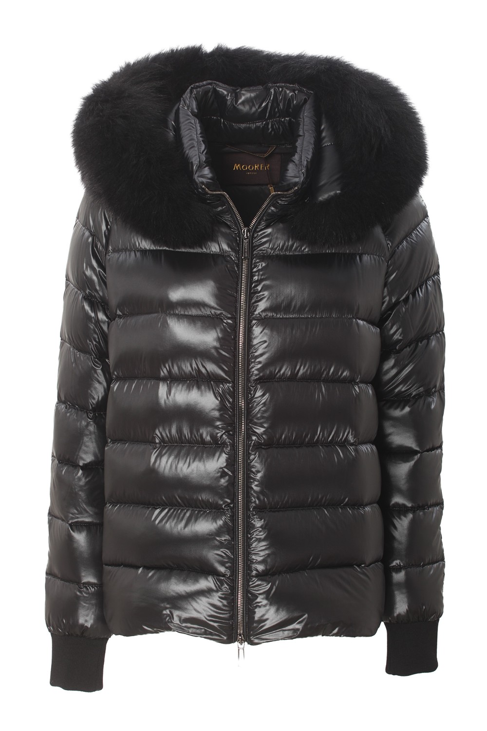 shop MOORER Saldi Giaccone: Moorer cappa corta unita a un caldo piumino staccabile che permette di soddisfare un triplice utilizzo.
Cappa esterna realizzata in lana double misto cashmere.
Chiusura frontale con zip a doppio cursore.
Tasche a filetto in vita.
Al suo interno, il bomber staccabile è imbottito in finissima piuma d'oca, trapuntato boudin, ed è realizzato con un finissimo nylon con delicate sfumature cangianti.
Bordo del cappuccio staccabile in pelliccia di volpe frost (Vulpes Lagopus).
Chiusura frontale con zip a doppio cursore.
Tasche invisibili inserite nei fianchi.
Polsi in maglia di lana vergine.
Composizione esterna: 90% lana,10% cashmere.
Made in Italy.. PEGASO CWR-U0001 number 7179374